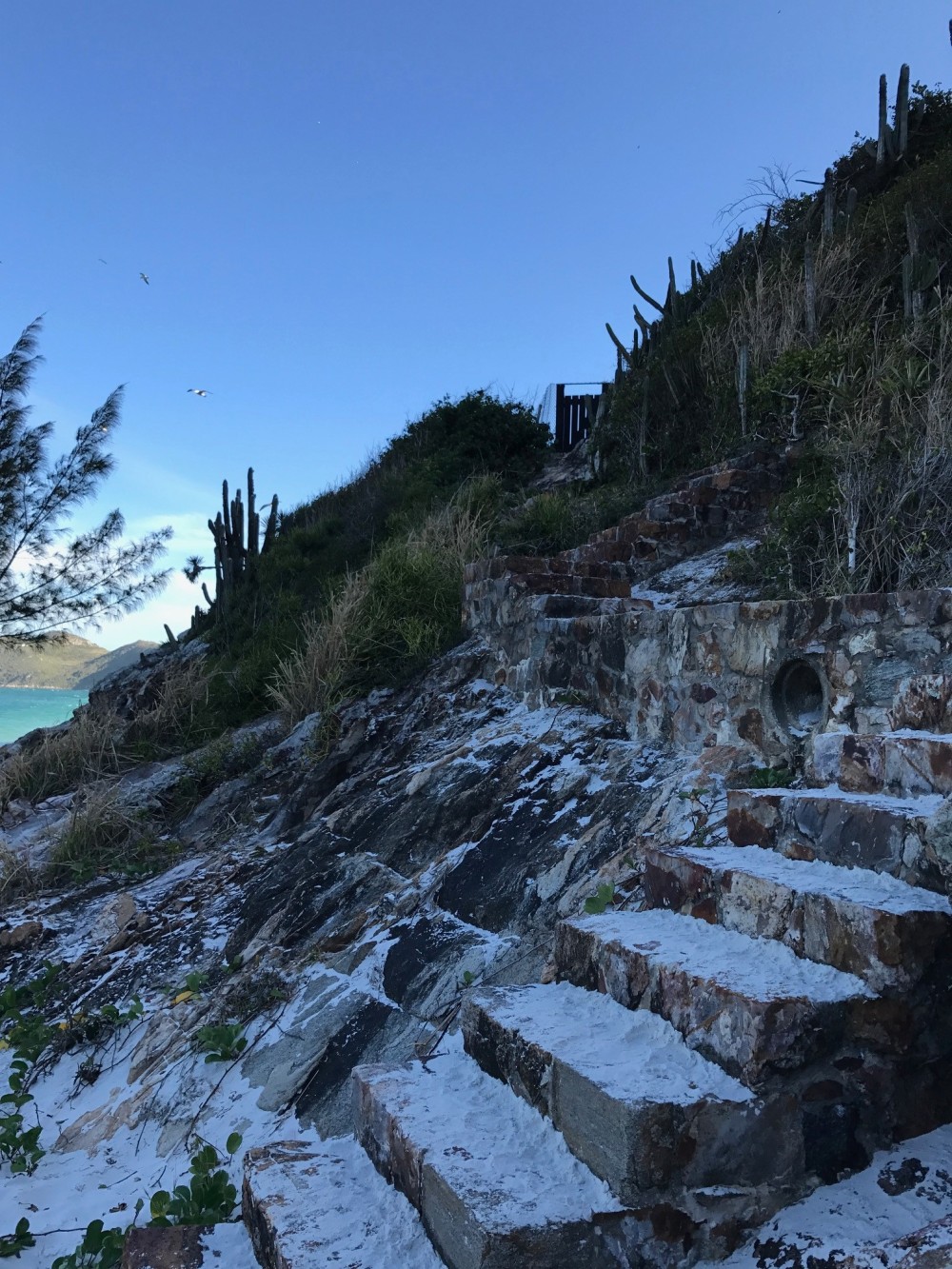 Escadas da Praia do Atalaia em Arraial do Cabo